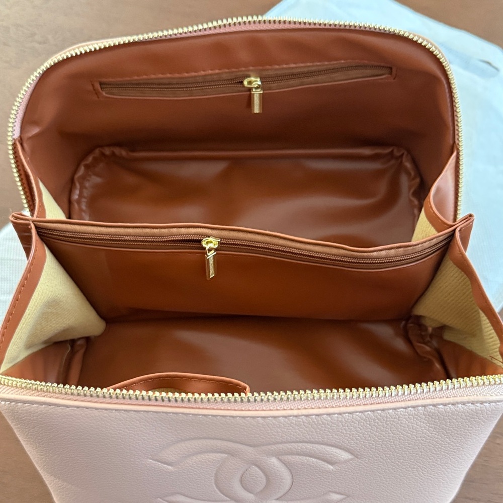 Last one CHANEL gwp Blush Pink Leather Vanity Cosmetic Case with Gold Hardware - Picture 5 of 8